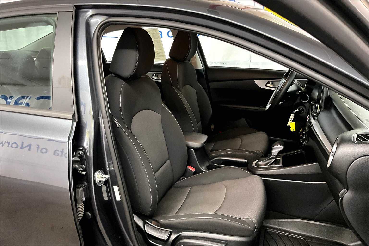 2023 Kia Forte LXS - Photo 11
