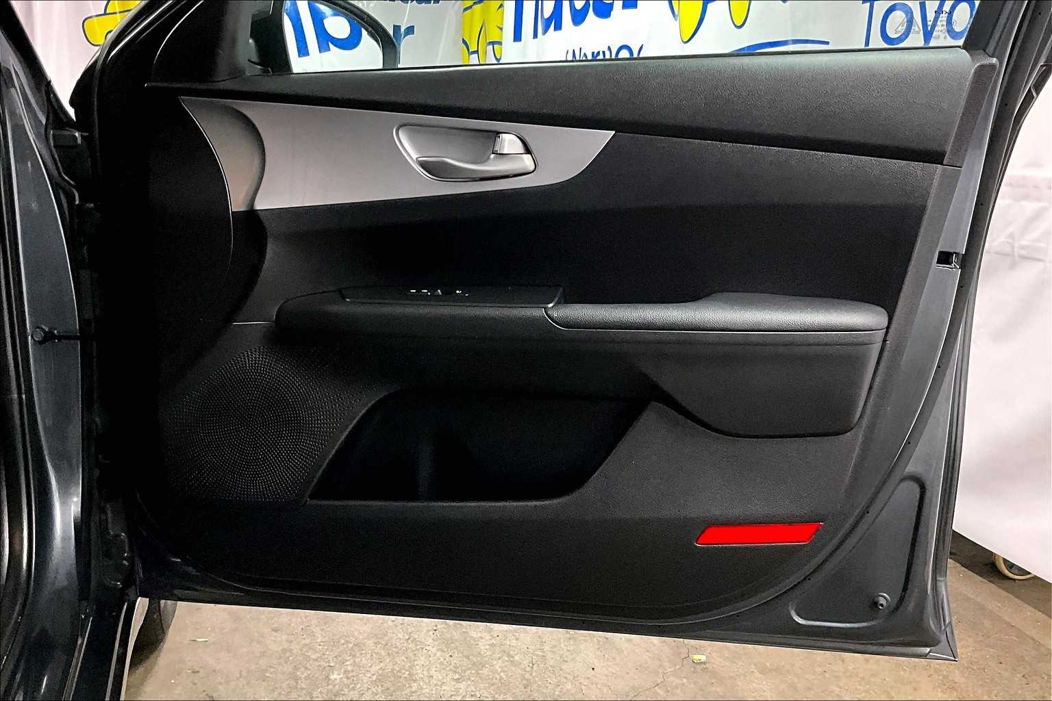 2023 Kia Forte LXS - Photo 12