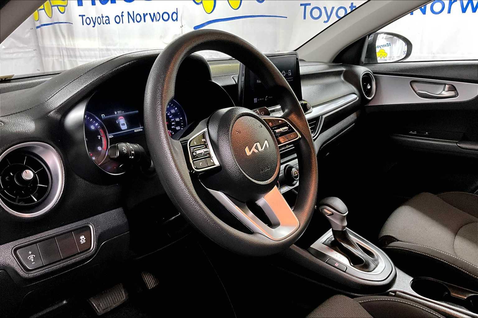 2023 Kia Forte LXS - Photo 8