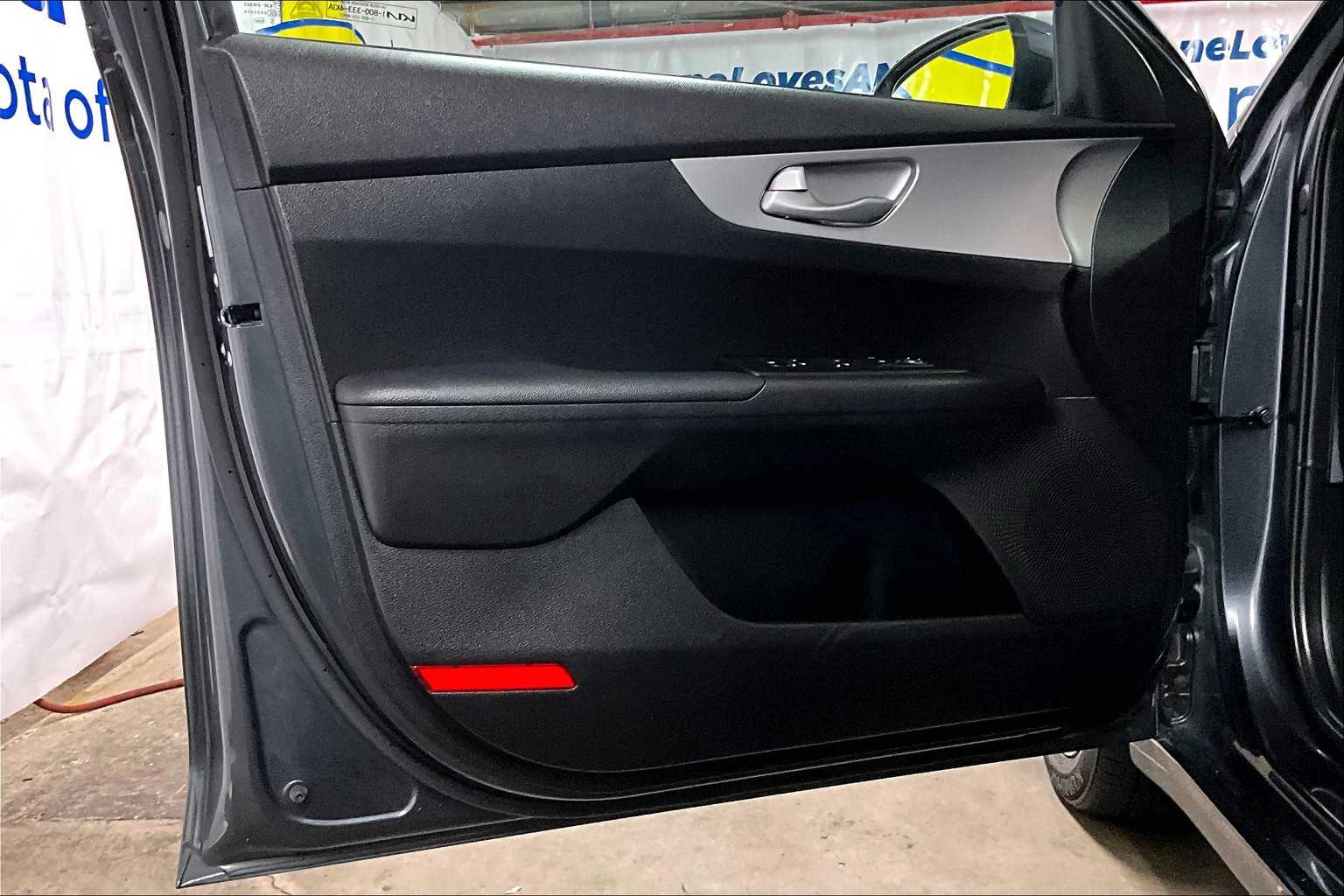 2023 Kia Forte LXS - Photo 9