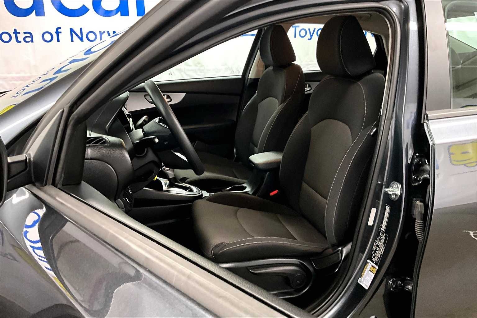 2023 Kia Forte LXS - Photo 10