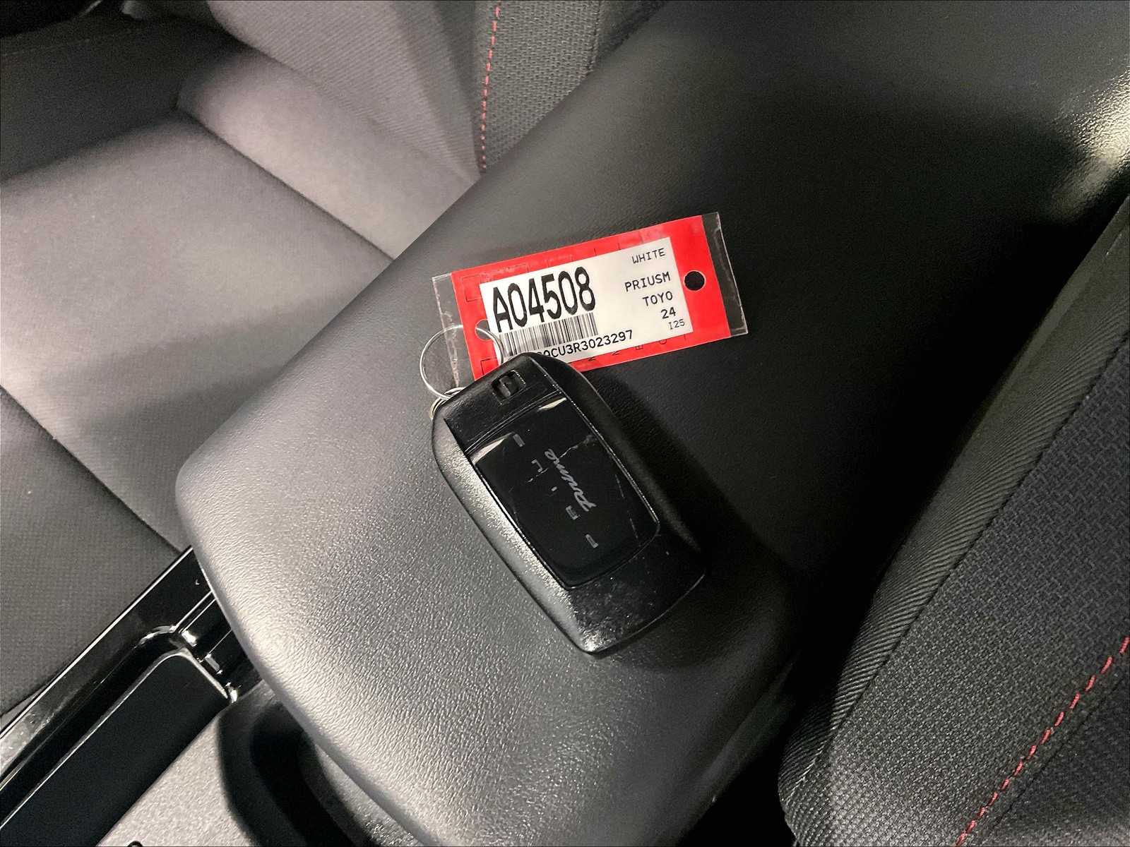 2024 Toyota Prius Prime SE - Photo 30