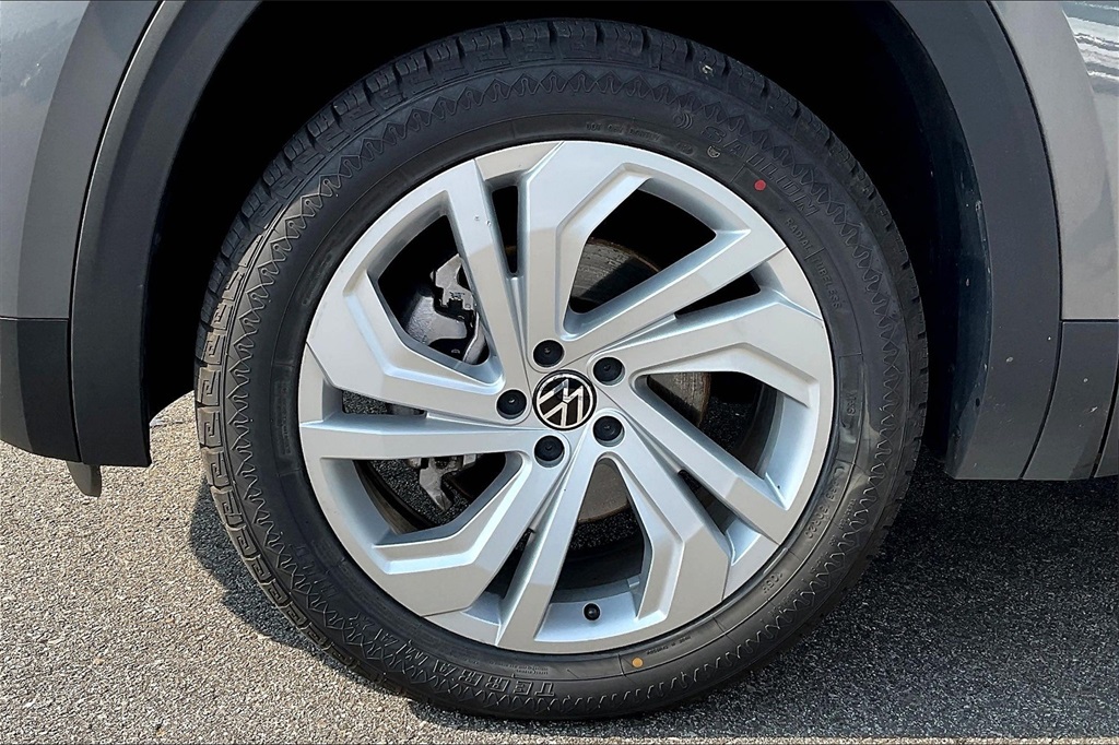 2022 Volkswagen Atlas 3.6L V6 SE w/Technology - Photo 7