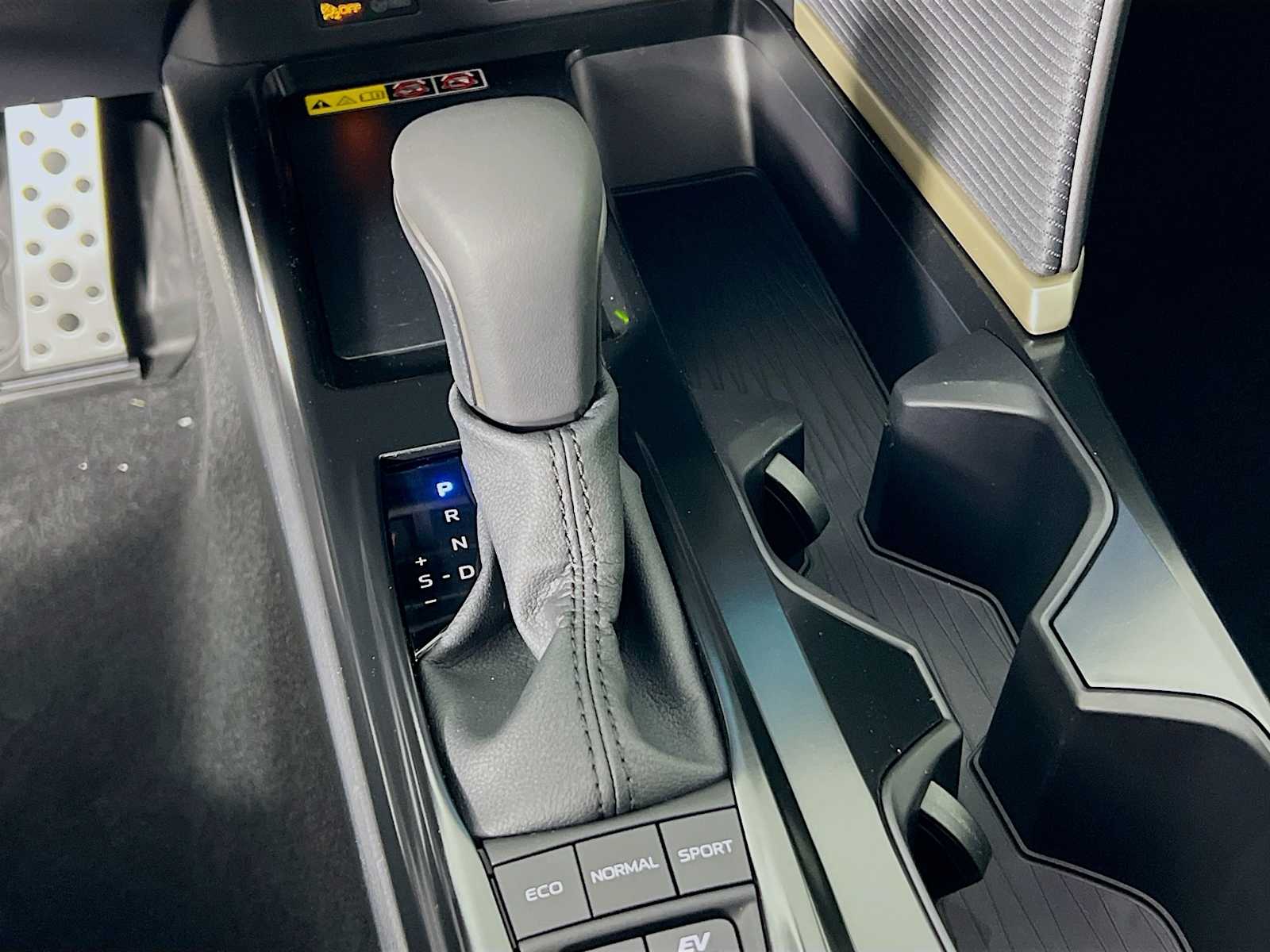 2025 Toyota Camry SE - Photo 11