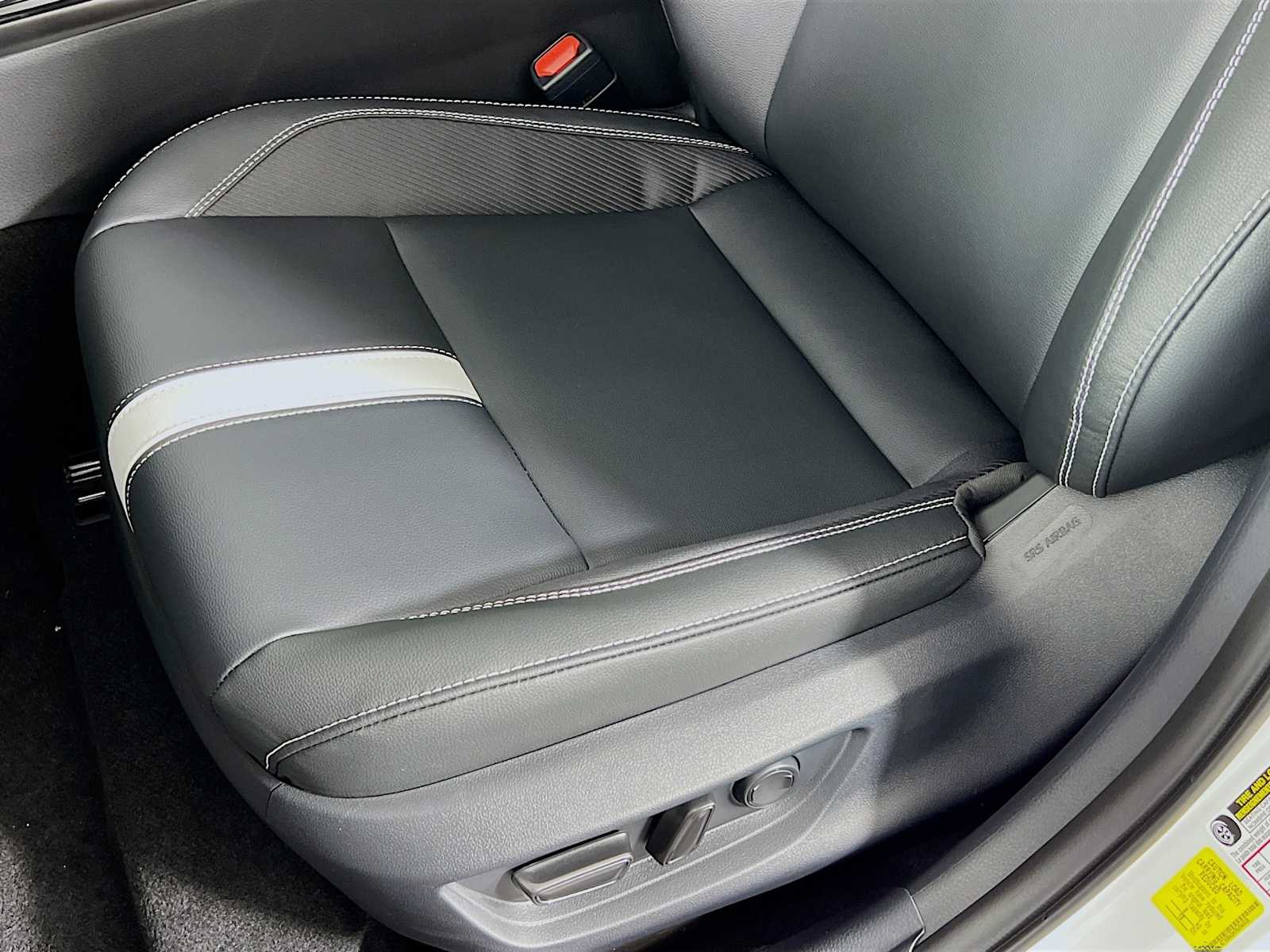 2025 Toyota Camry SE - Photo 17