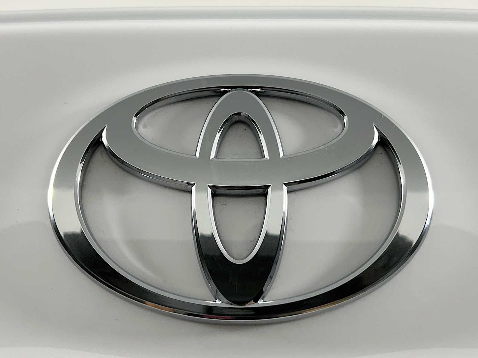 2025 Toyota Camry SE - Photo 18