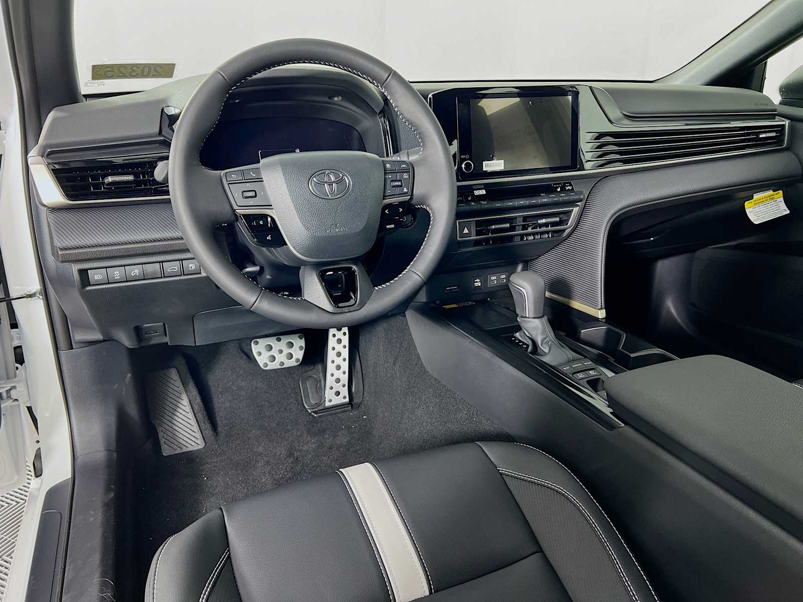 2025 Toyota Camry SE - Photo 6