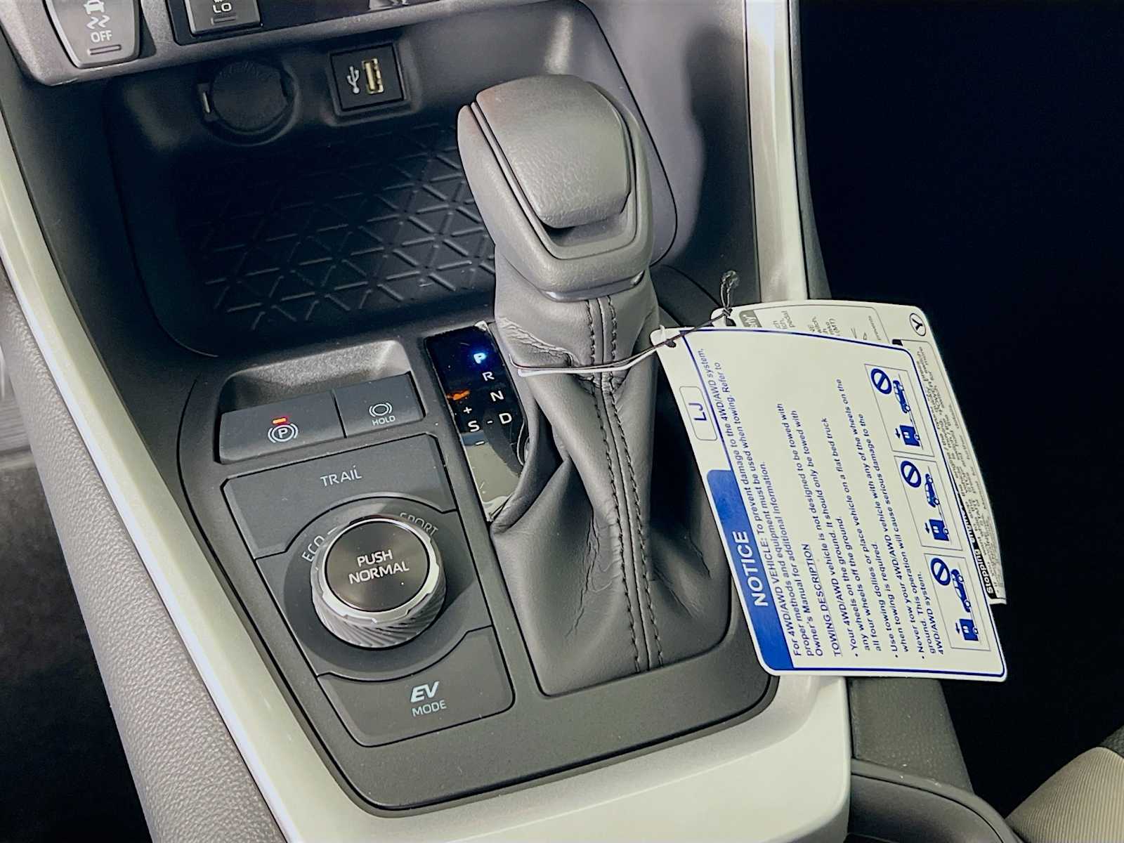 2025 Toyota RAV4 Hybrid XLE - Photo 11