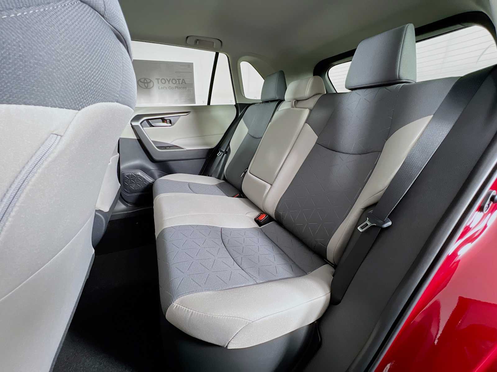 2025 Toyota RAV4 Hybrid XLE - Photo 13