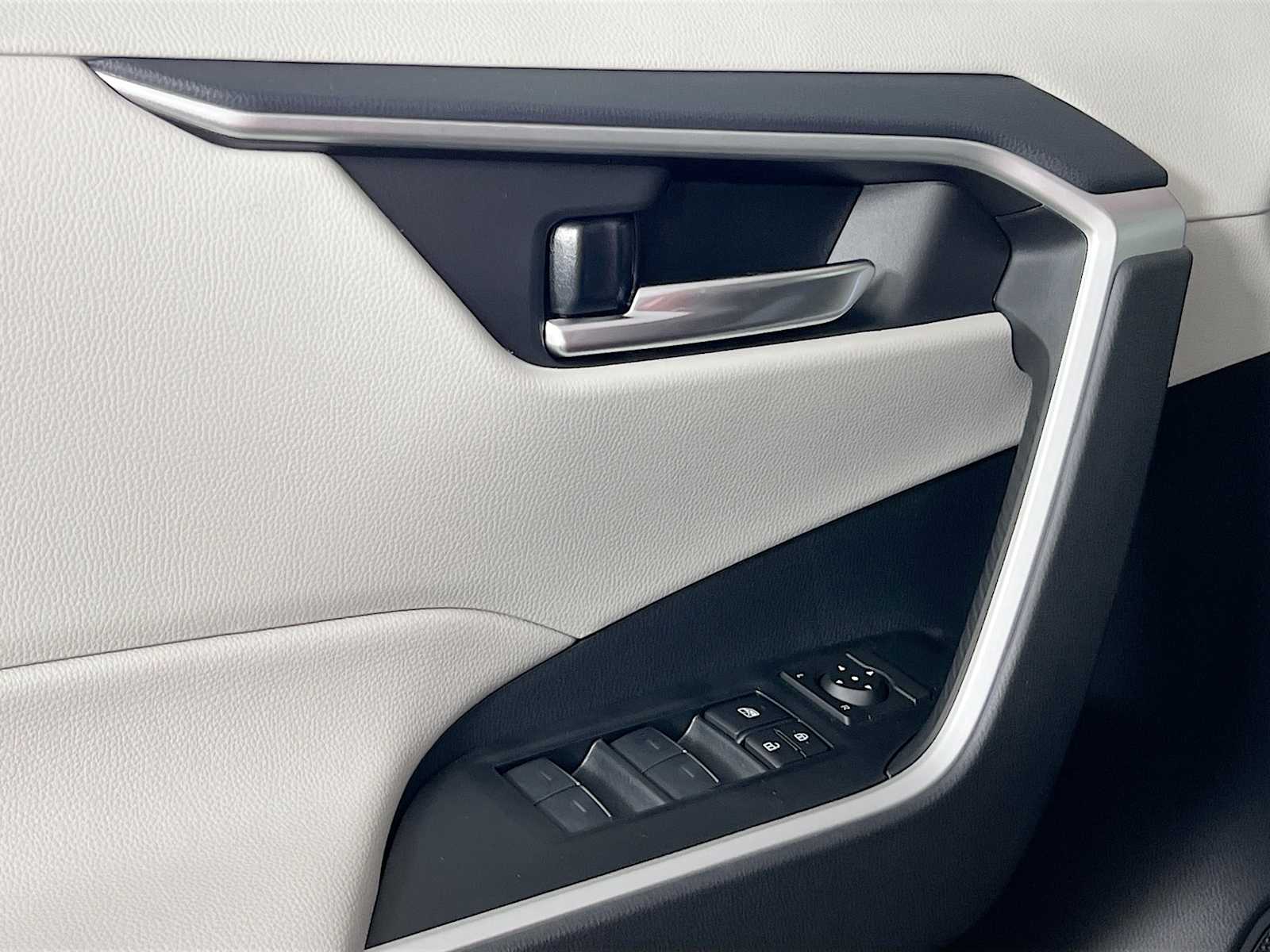 2025 Toyota RAV4 Hybrid XLE - Photo 16