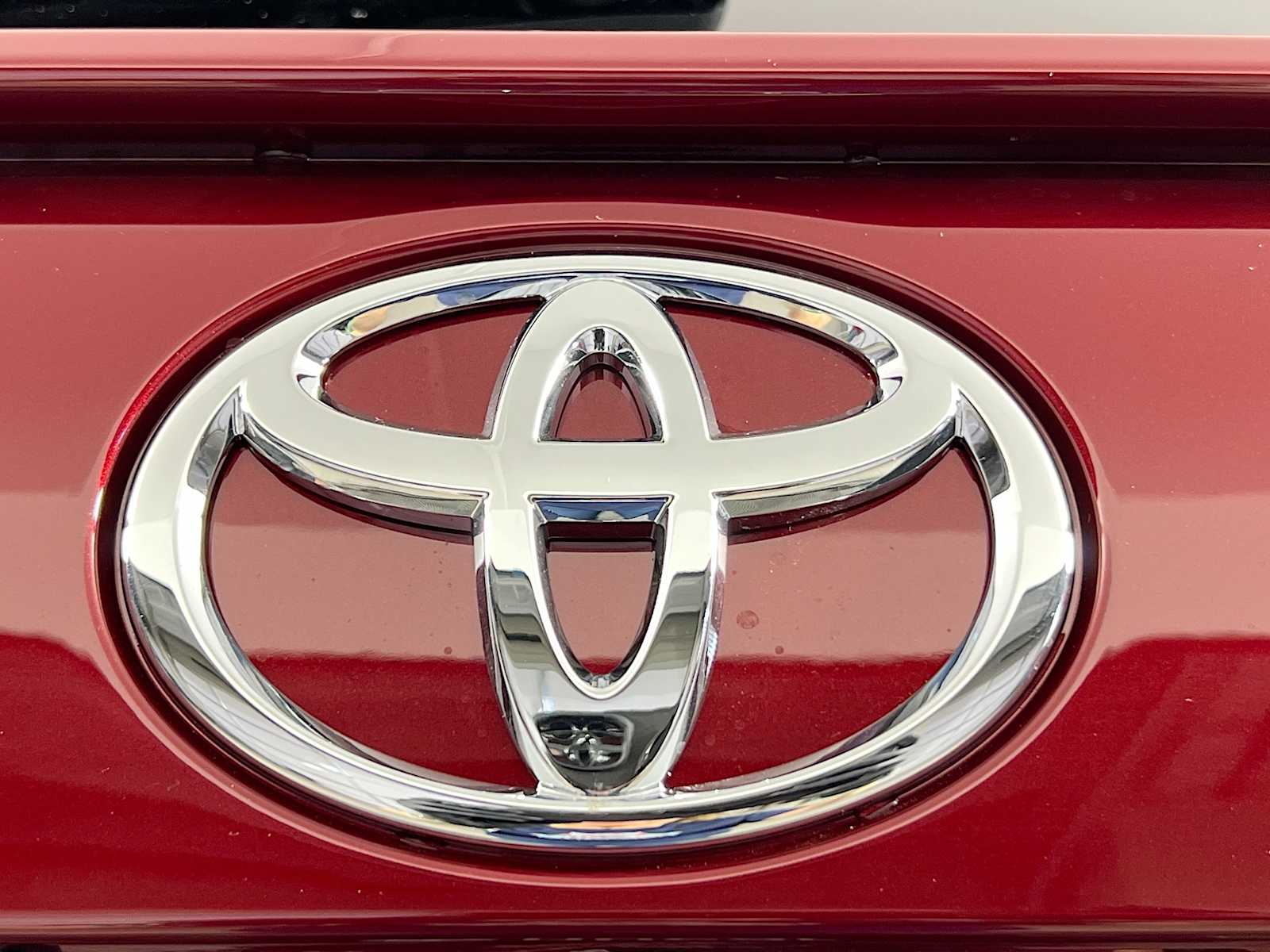 2025 Toyota RAV4 Hybrid XLE - Photo 18