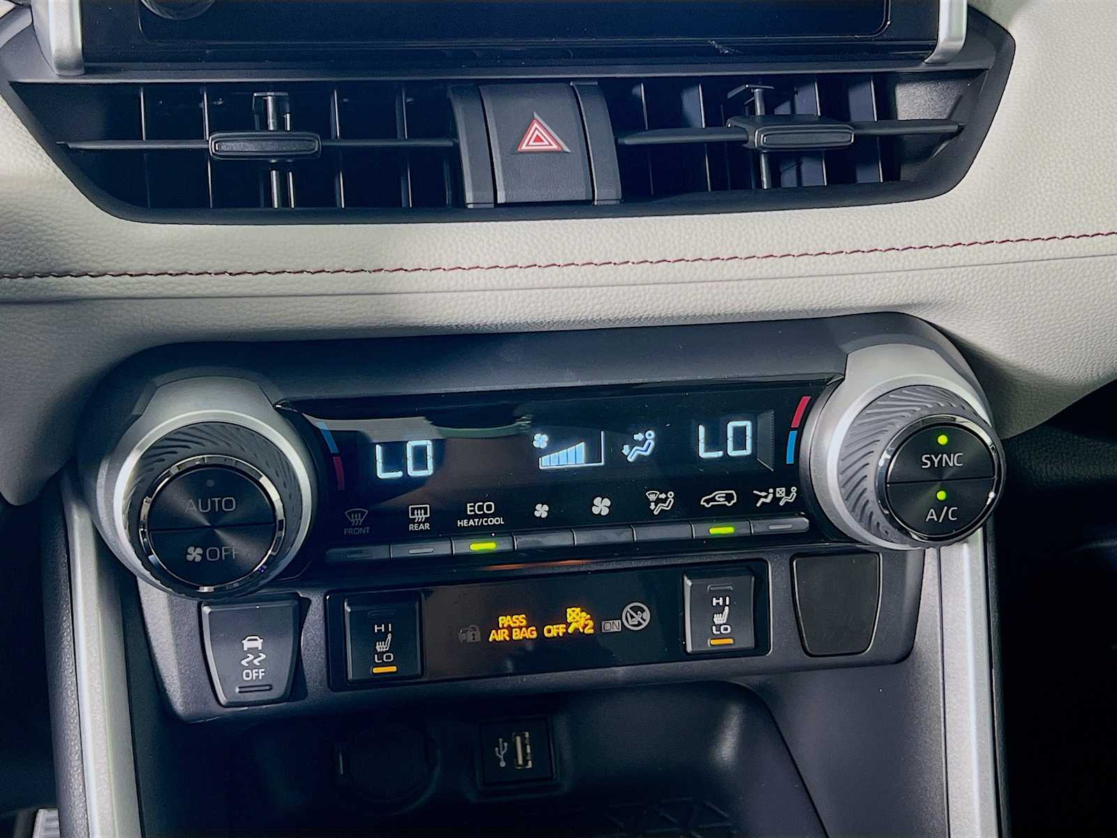 2025 Toyota RAV4 Hybrid XLE - Photo 10
