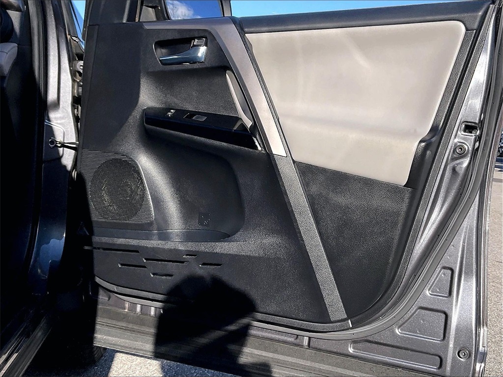 2017 Toyota RAV4 Limited - Photo 11