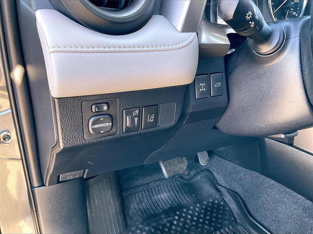 2017 Toyota RAV4 Limited - Photo 26