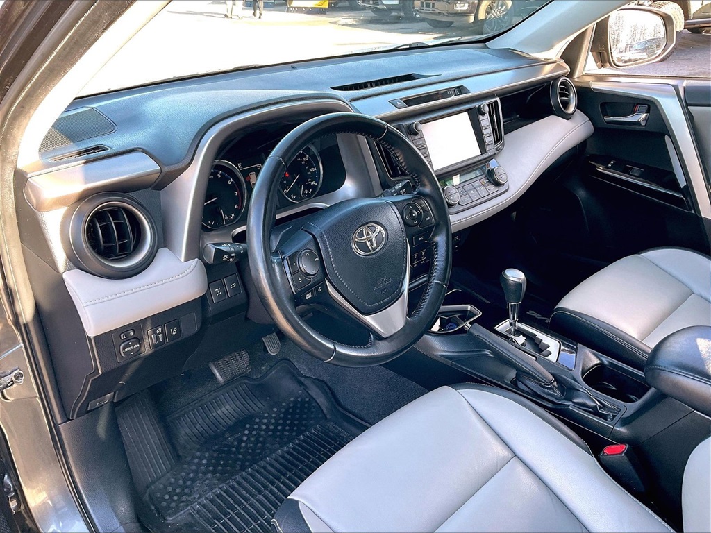 2017 Toyota RAV4 Limited - Photo 8