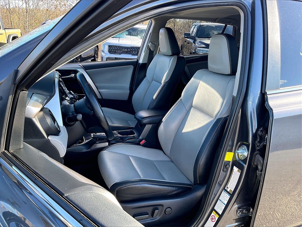 2017 Toyota RAV4 Limited - Photo 9