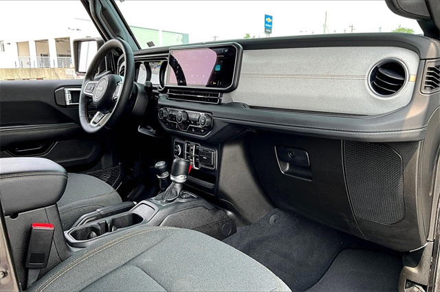 2024 Jeep Wrangler Sahara 4xe - Photo 13