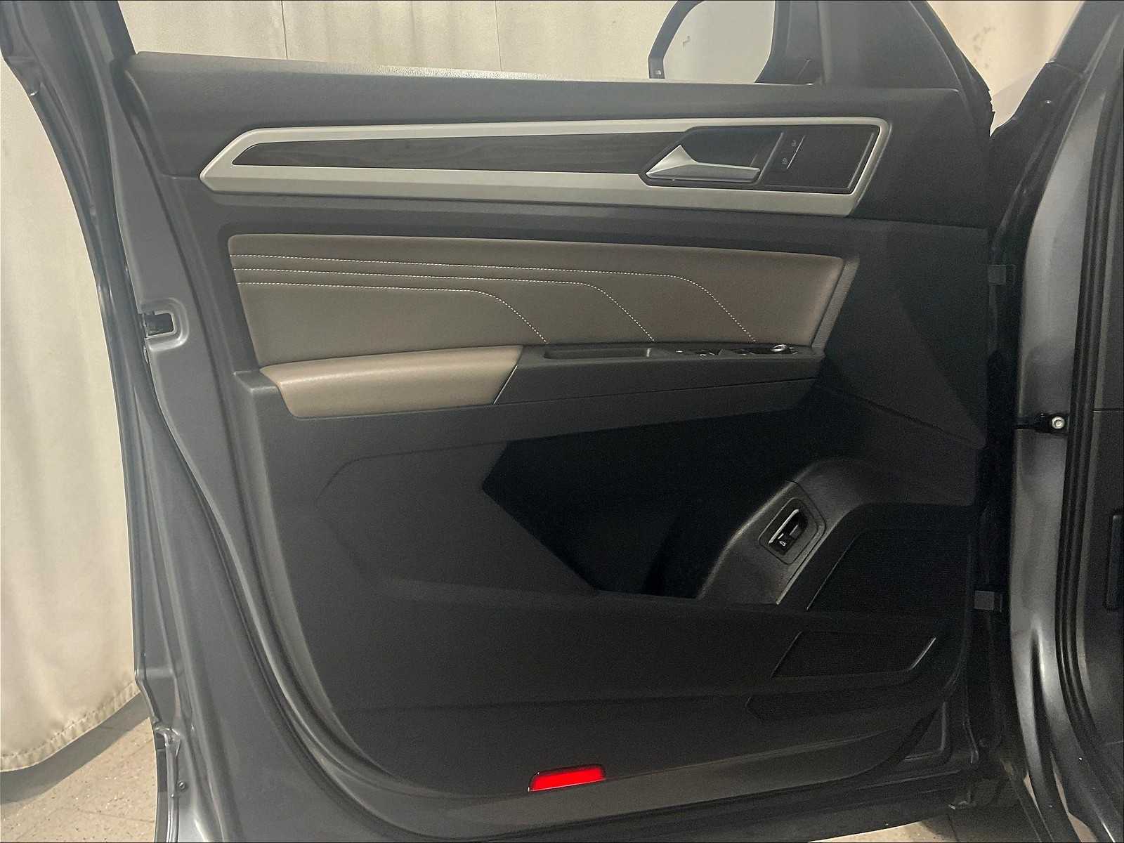 2022 Volkswagen Atlas 3.6L V6 SE w/Technology - Photo 9