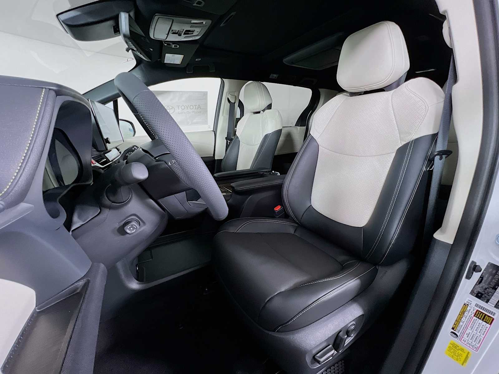 2025 Toyota Sienna Limited - Photo 12