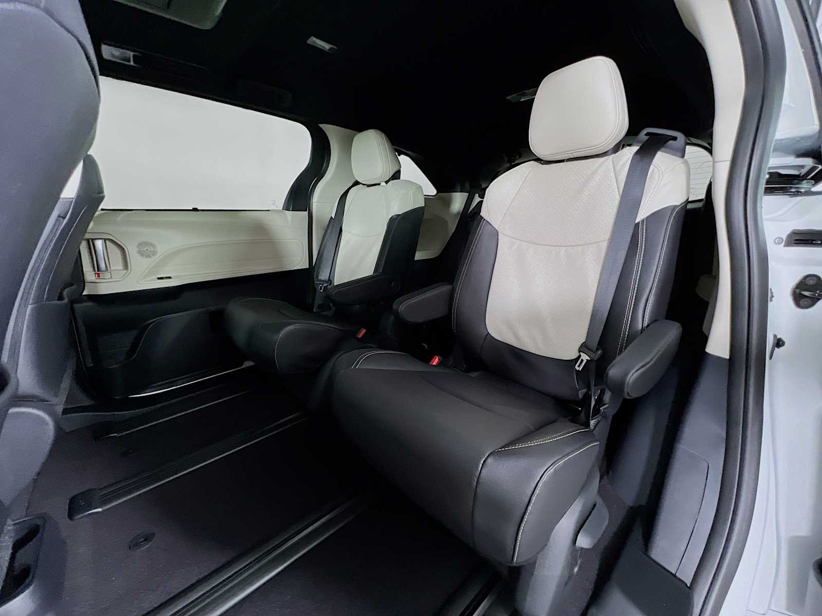 2025 Toyota Sienna Limited - Photo 13