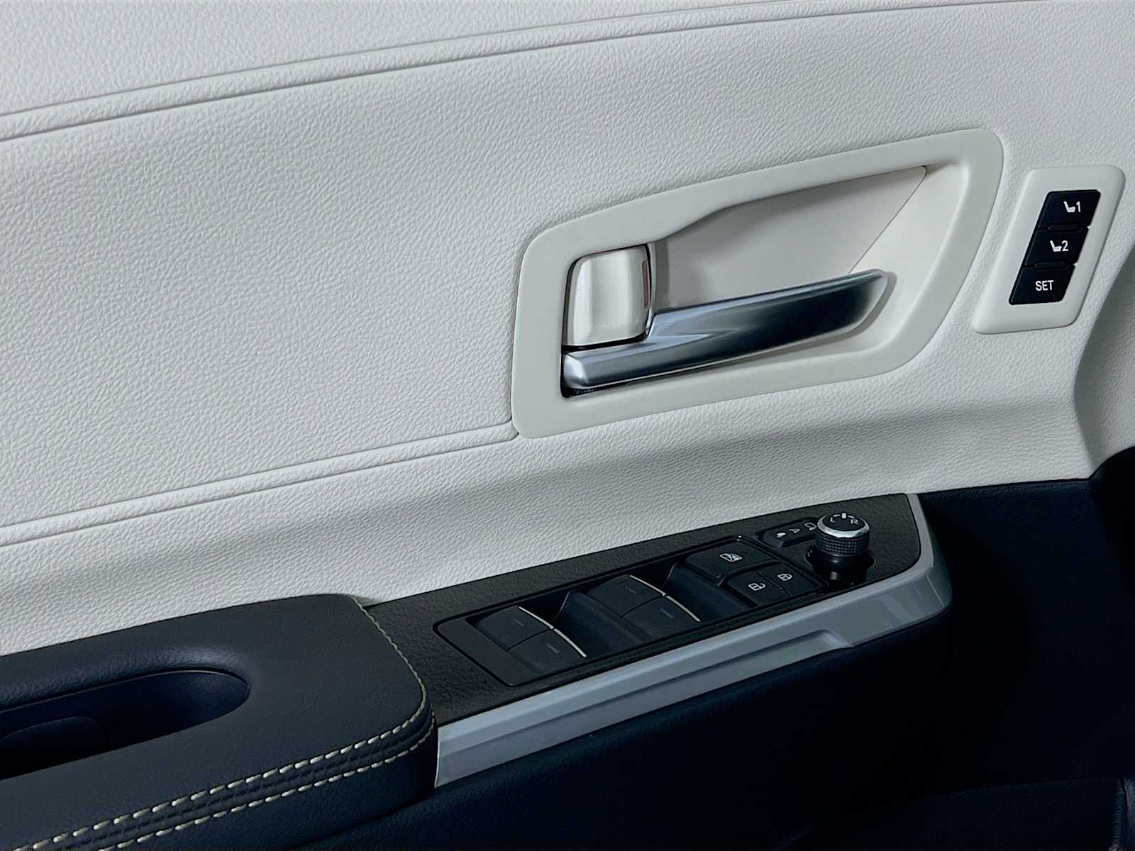 2025 Toyota Sienna Limited - Photo 16