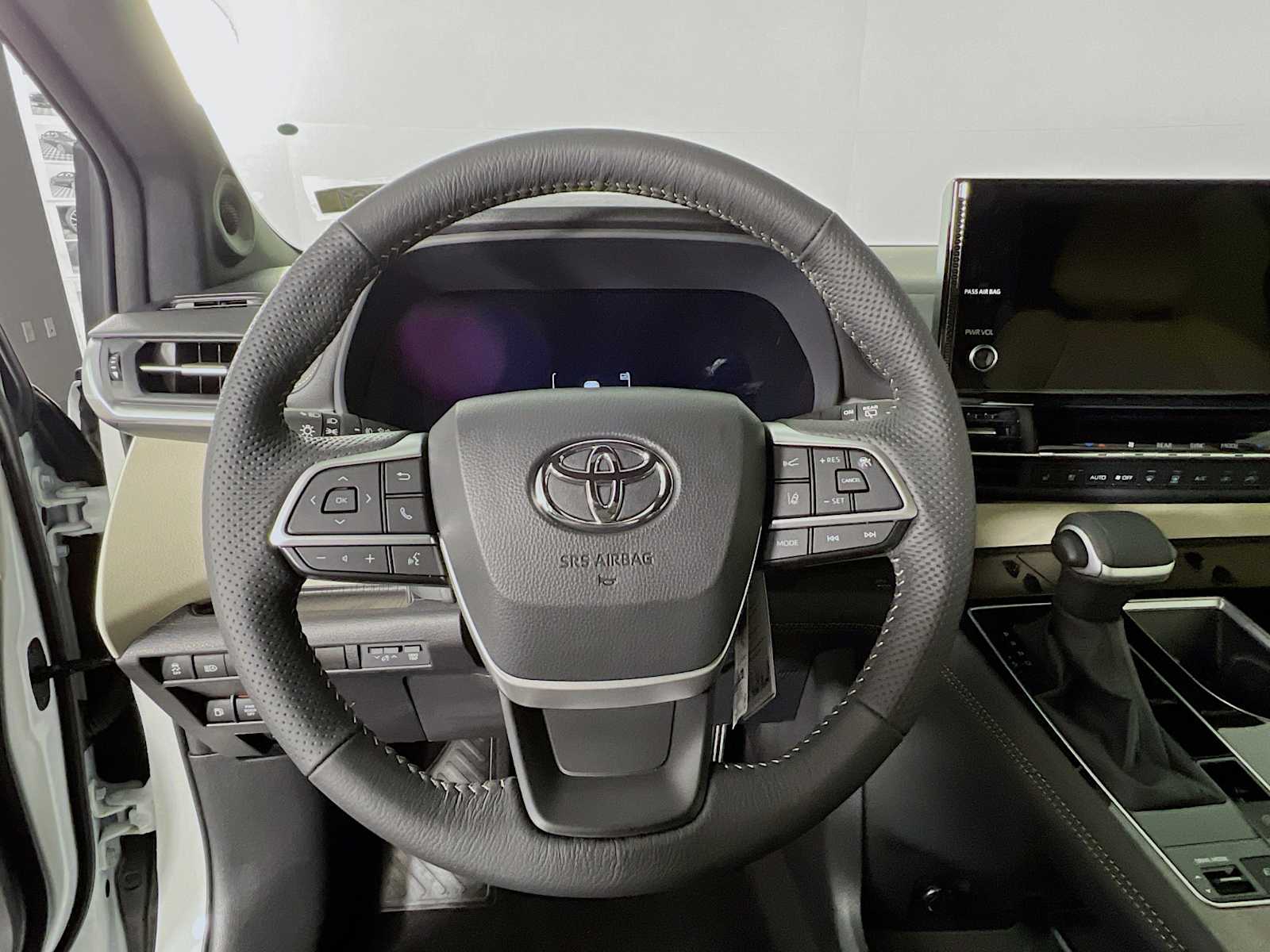 2025 Toyota Sienna Limited - Photo 7