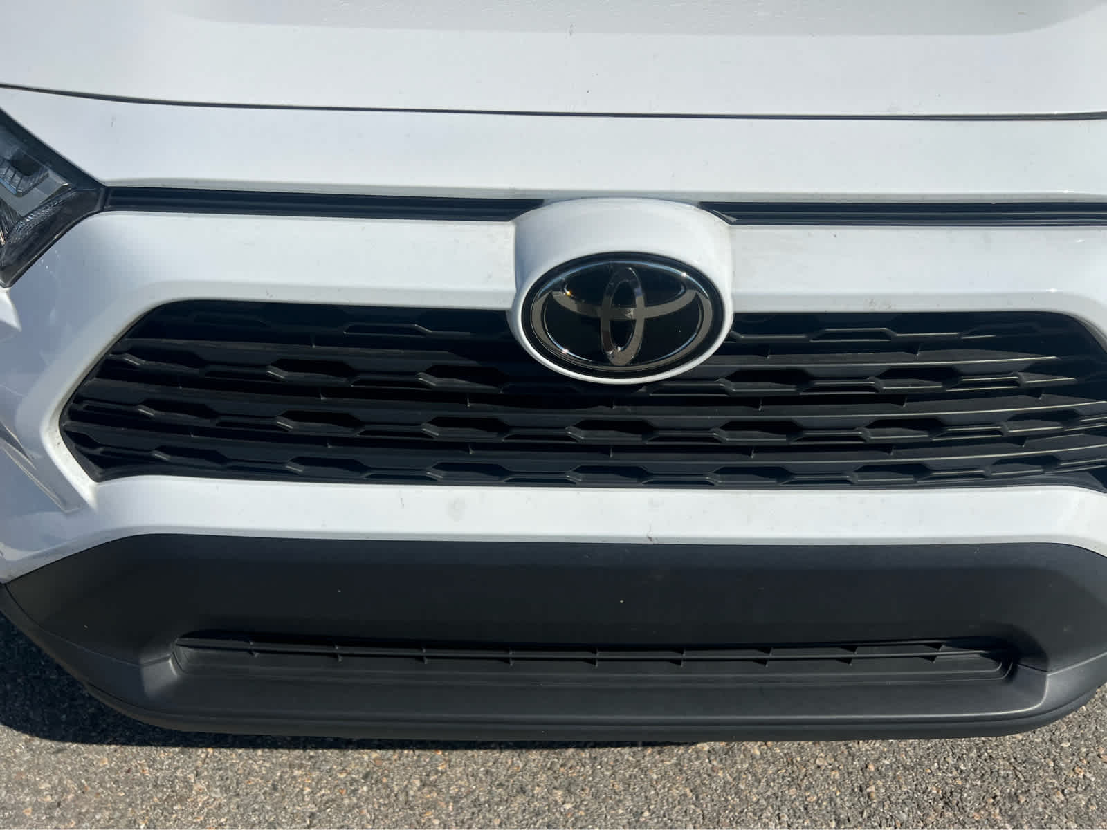 2024 Toyota RAV4 LE - Photo 4