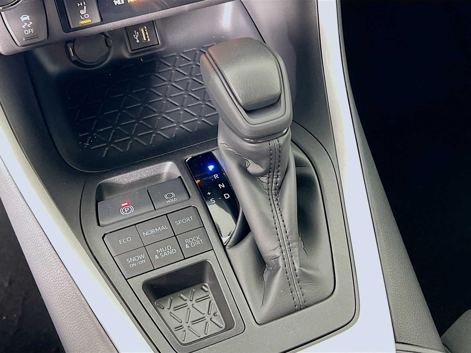 2025 Toyota RAV4 XLE - Photo 11