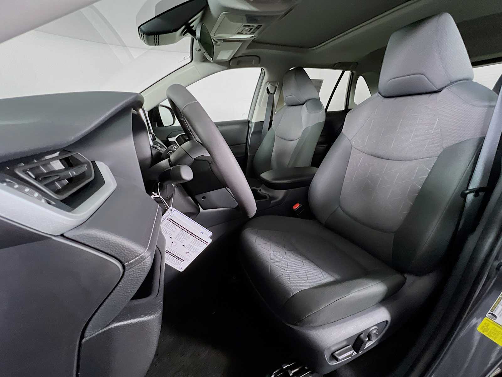 2025 Toyota RAV4 XLE - Photo 12