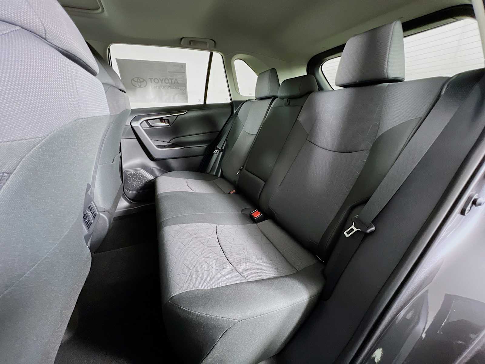 2025 Toyota RAV4 XLE - Photo 13