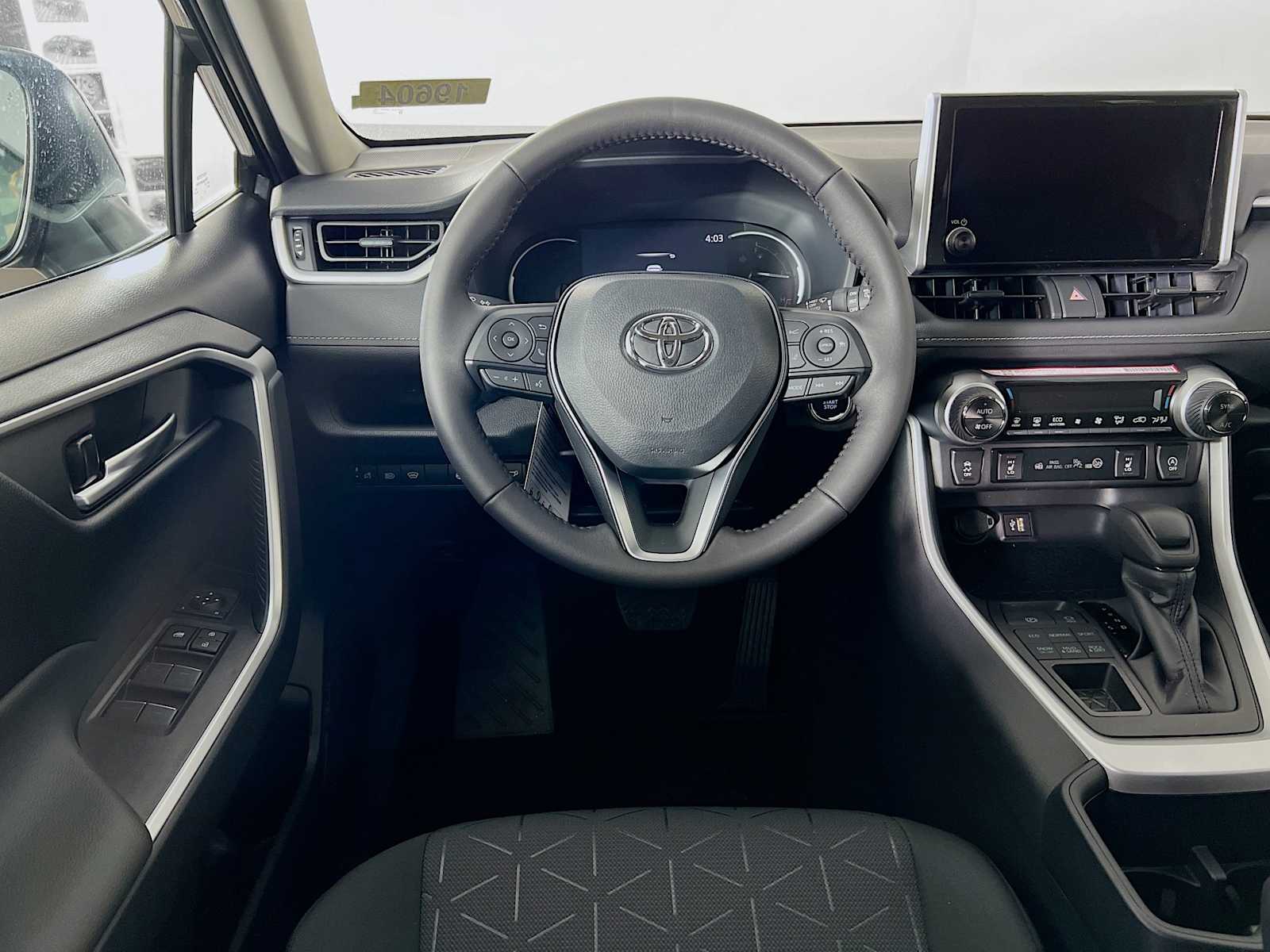 2025 Toyota RAV4 XLE - Photo 15