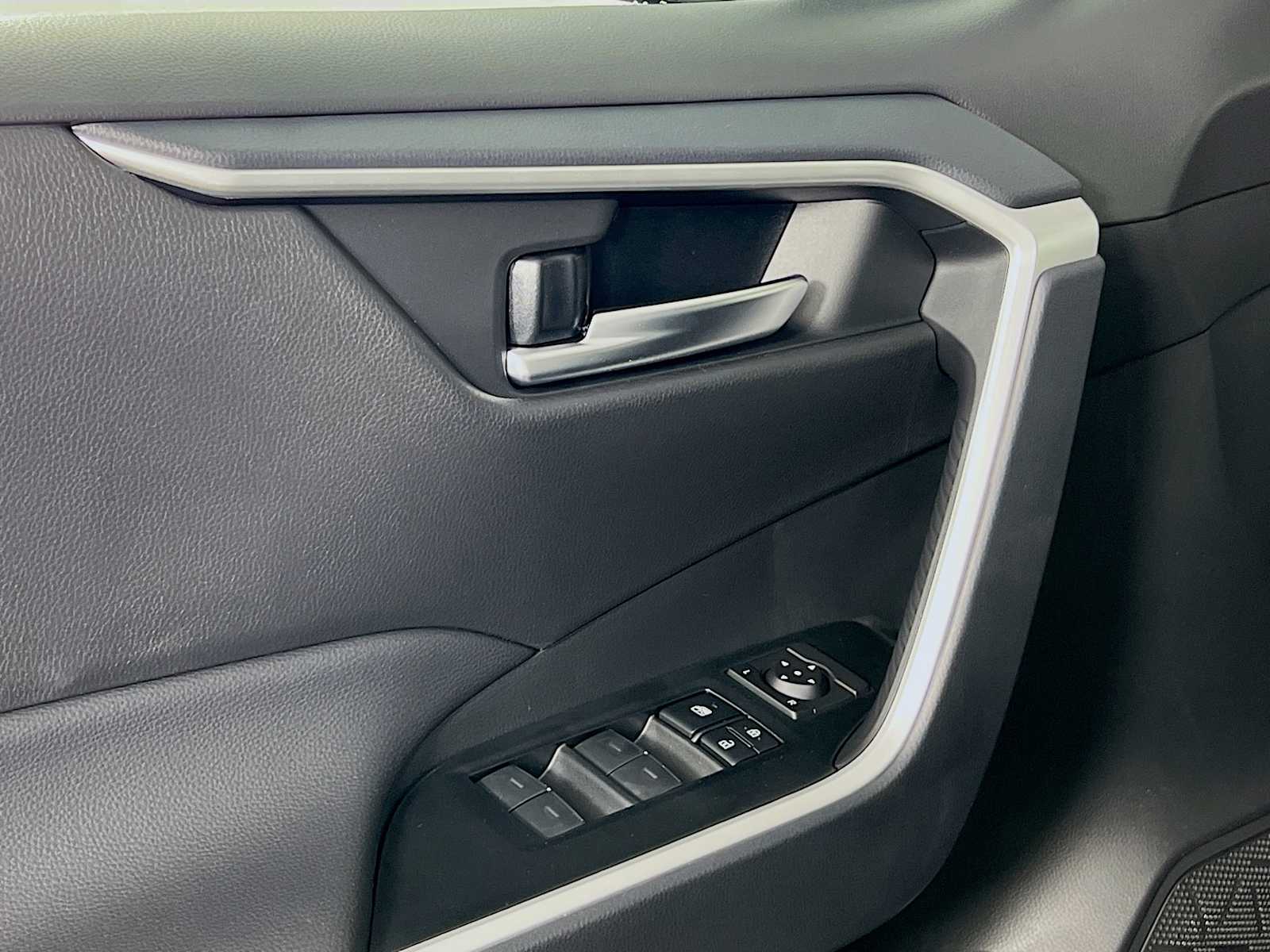 2025 Toyota RAV4 XLE - Photo 16