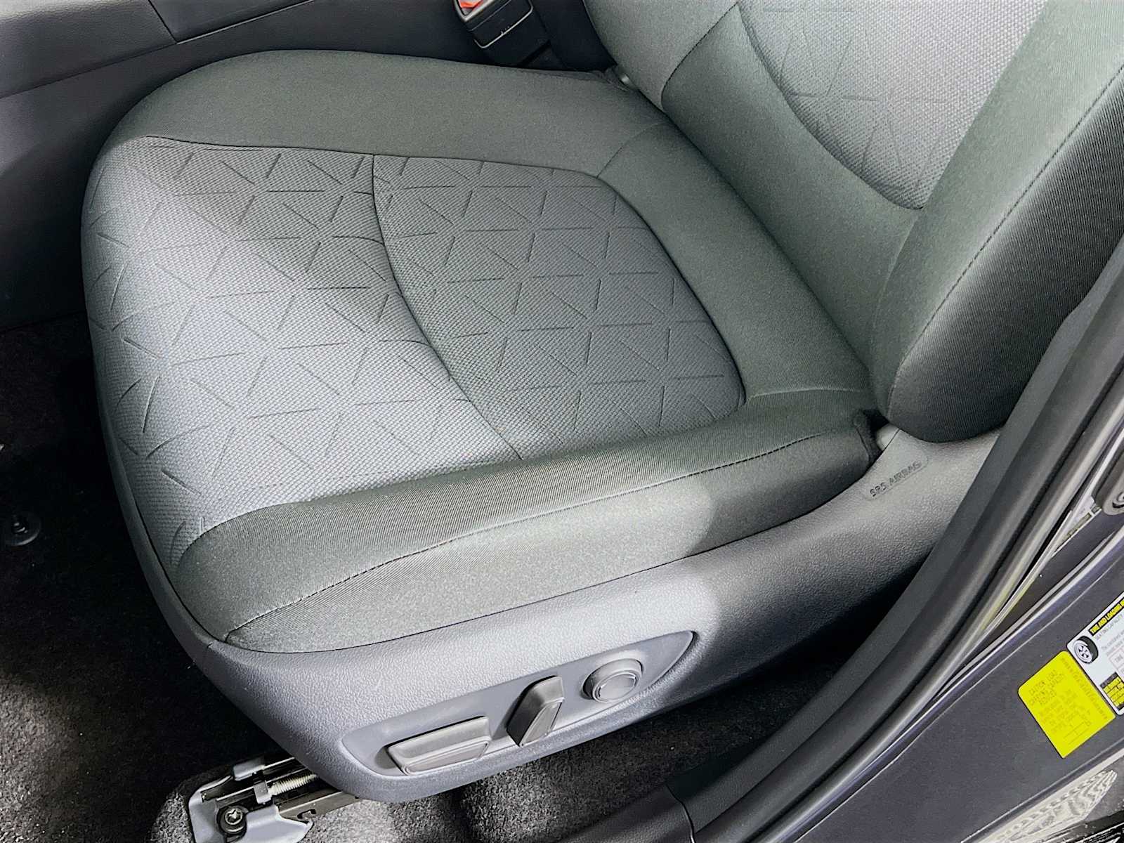 2025 Toyota RAV4 XLE - Photo 17