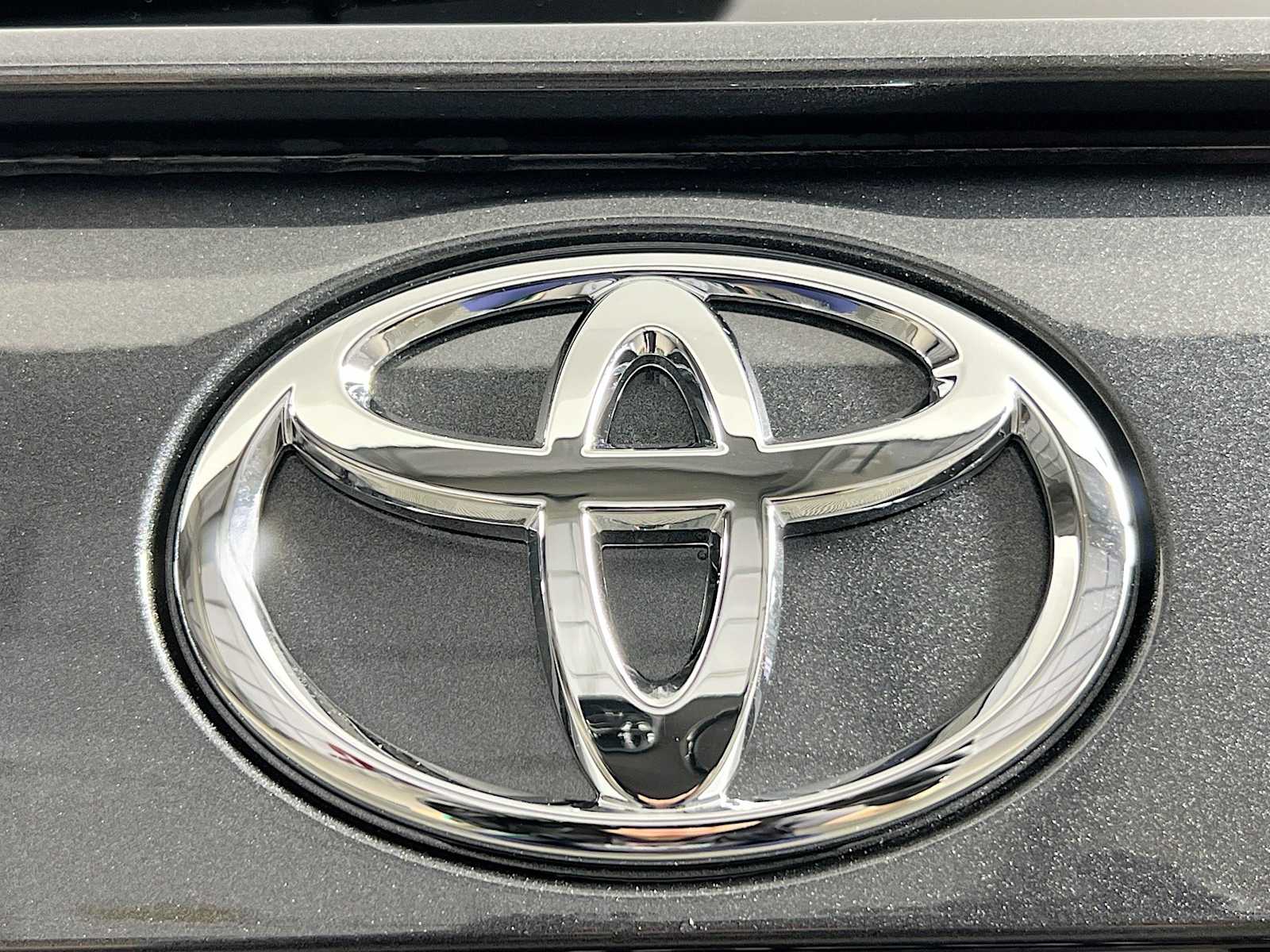 2025 Toyota RAV4 XLE - Photo 18