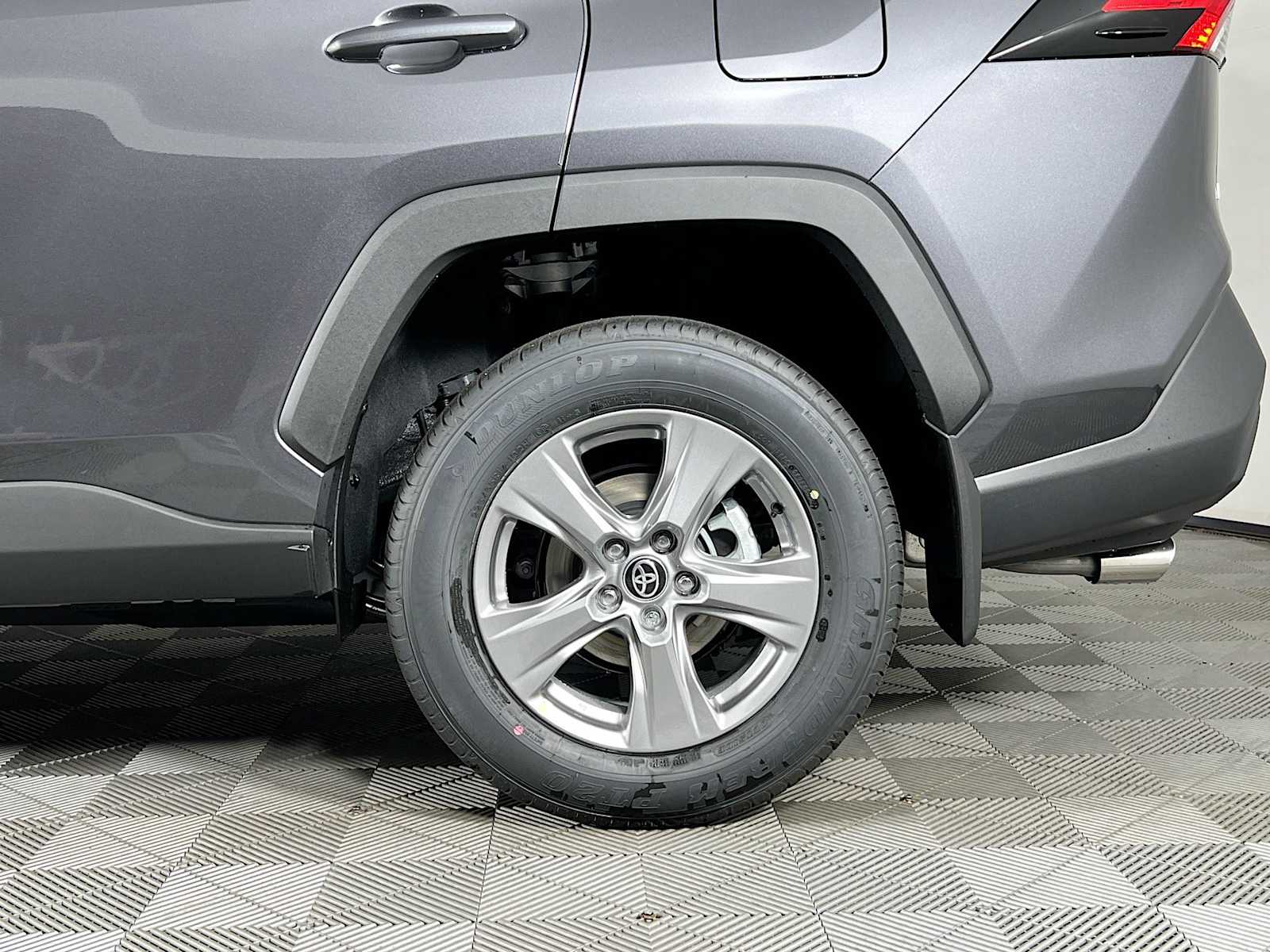 2025 Toyota RAV4 XLE - Photo 19