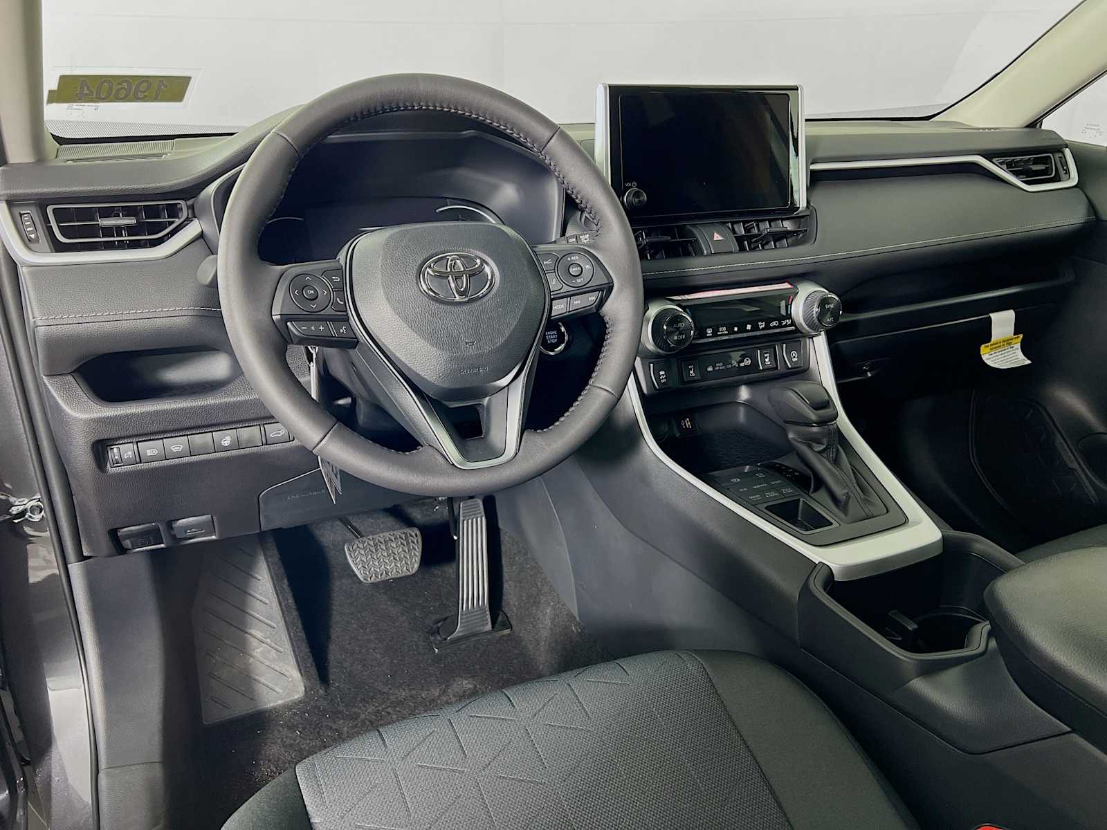 2025 Toyota RAV4 XLE - Photo 6