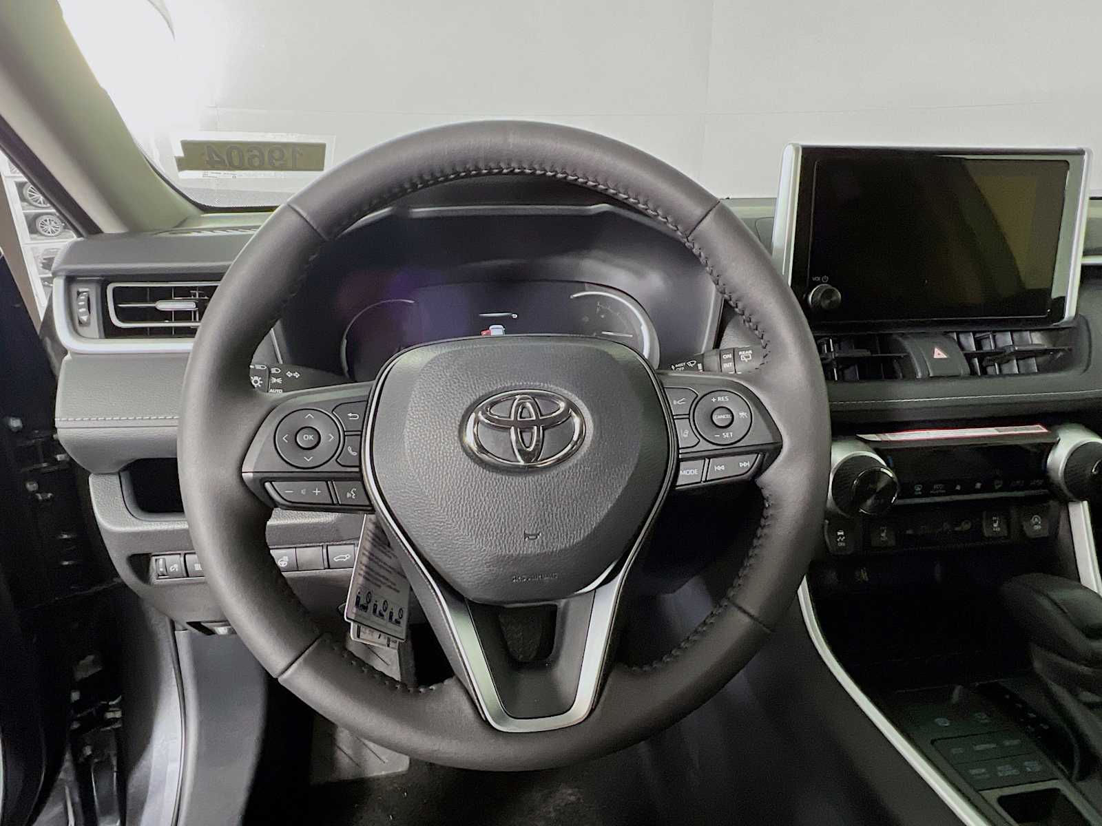 2025 Toyota RAV4 XLE - Photo 7