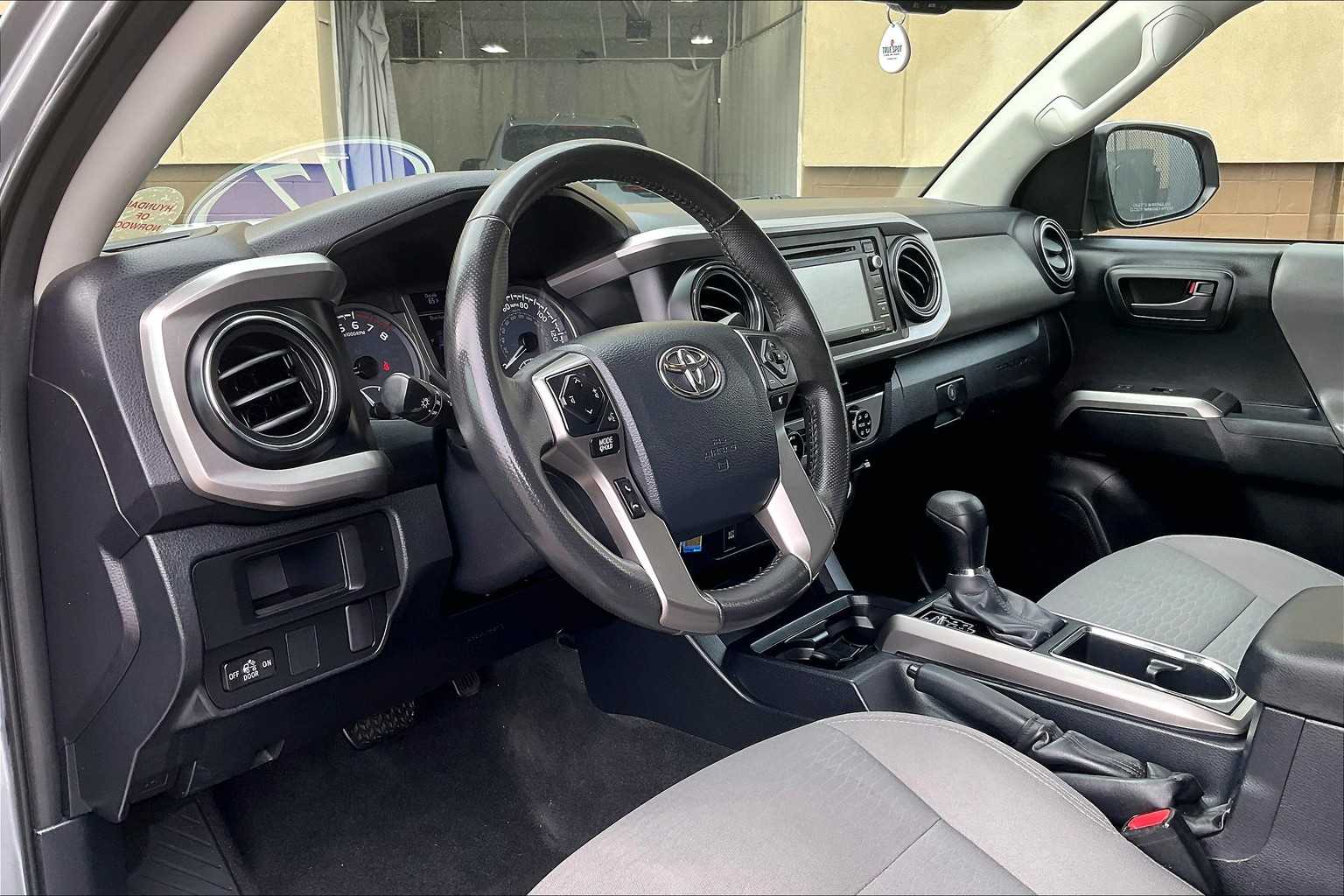2017 Toyota Tacoma SR5 - Photo 8