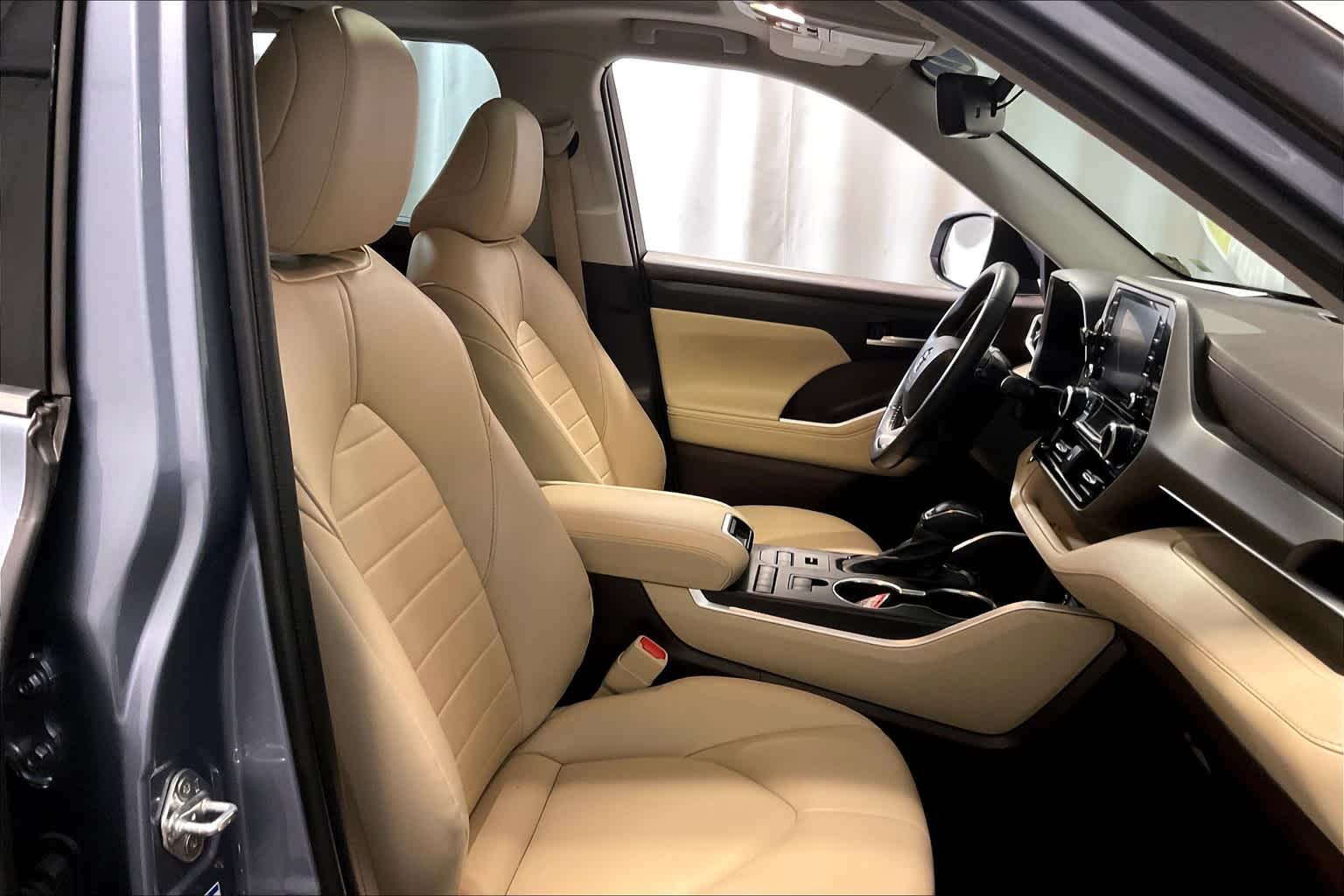 2022 Toyota Highlander XLE - Photo 11