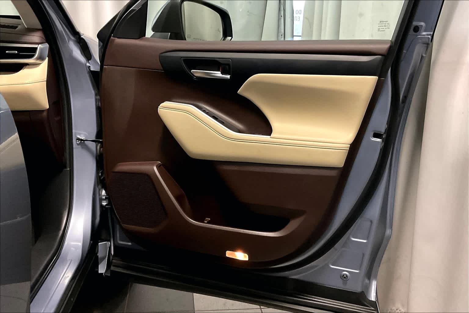 2022 Toyota Highlander XLE - Photo 12