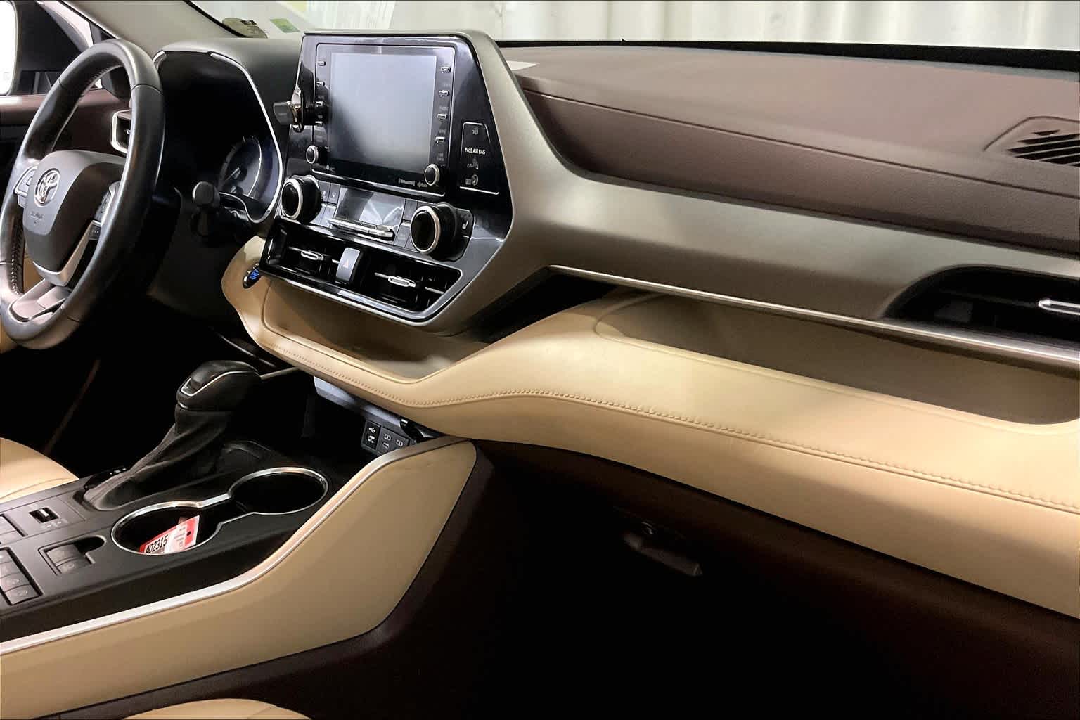2022 Toyota Highlander XLE - Photo 14
