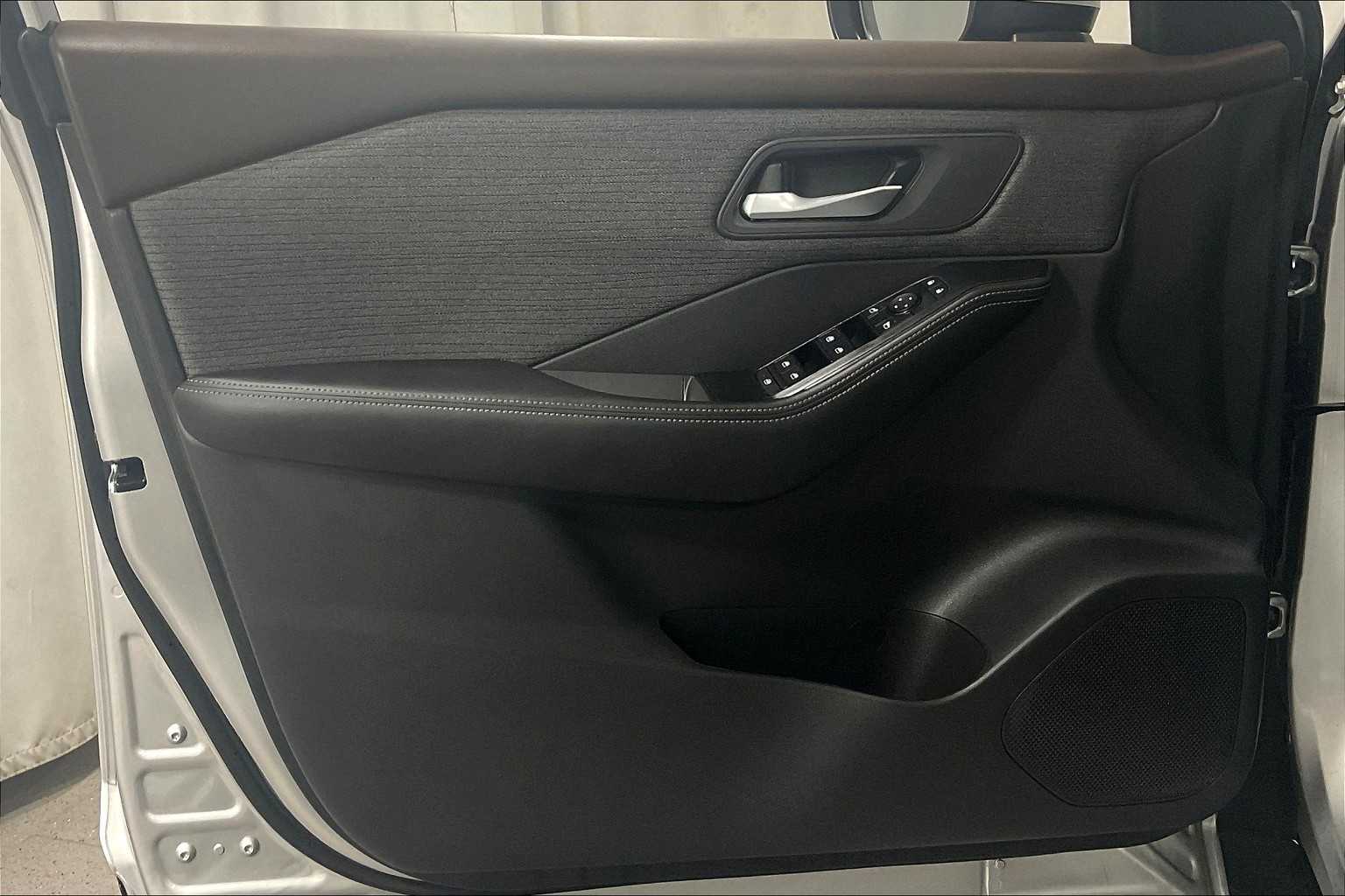 2022 Nissan Rogue SV - Photo 9