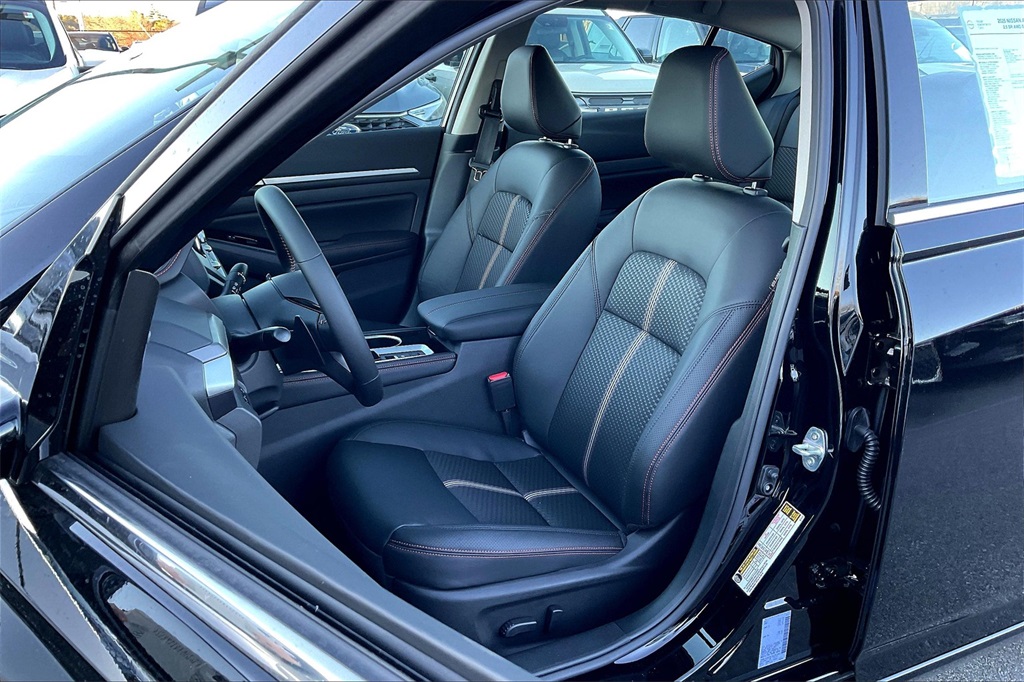 2025 Nissan Altima 2.5 SR - Photo 11