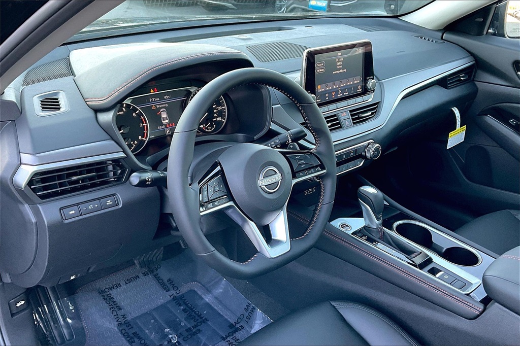 2025 Nissan Altima 2.5 SR - Photo 9
