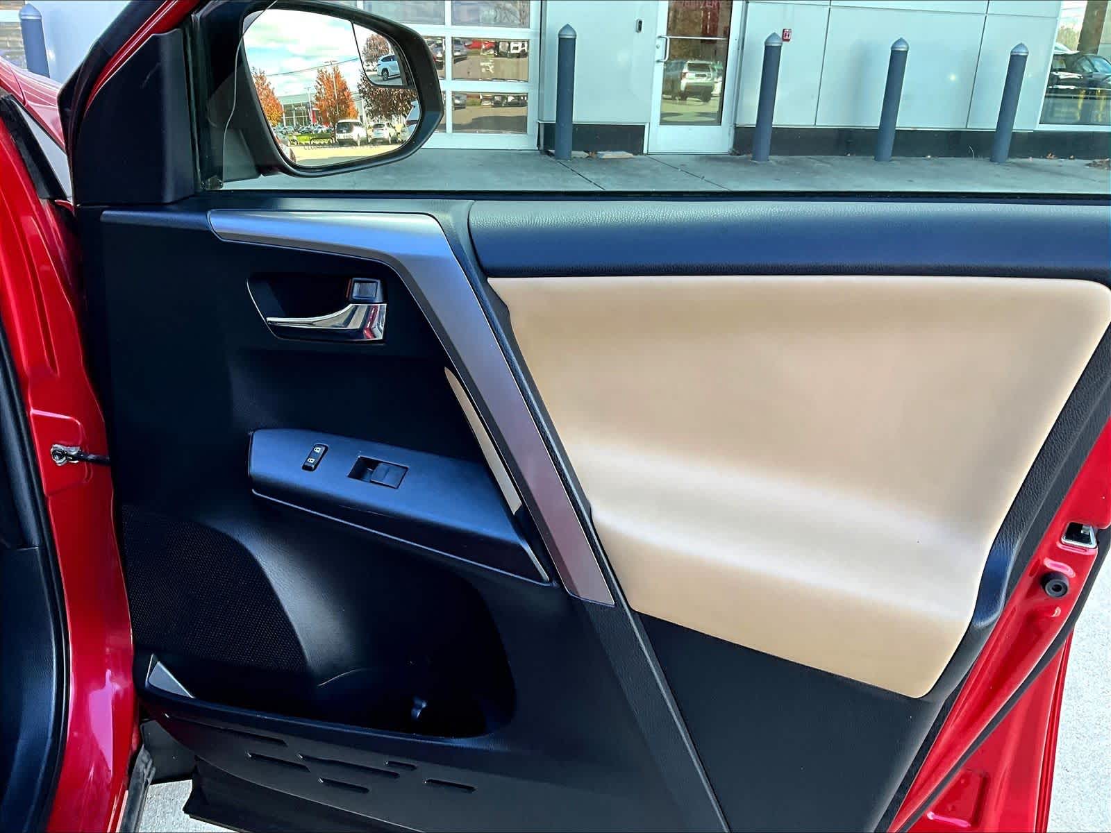 2017 Toyota RAV4 XLE - Photo 12