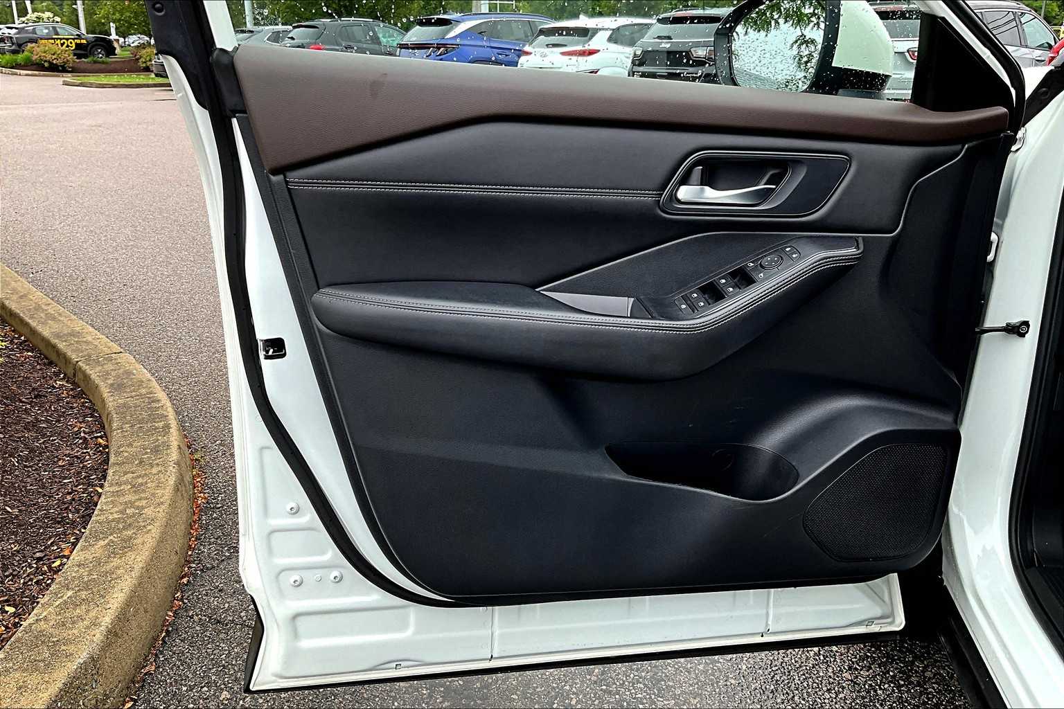 2022 Nissan Rogue SV - Photo 9