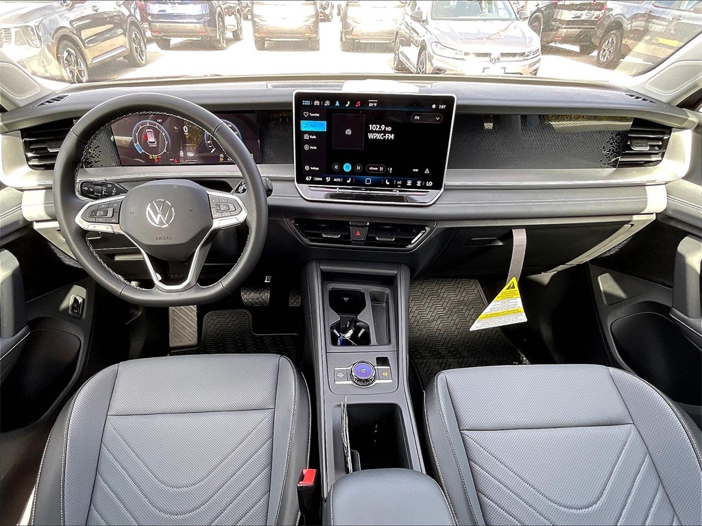 2025 Volkswagen Tiguan 2.0T SE - Photo 12