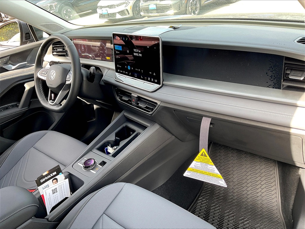 2025 Volkswagen Tiguan 2.0T SE - Photo 10