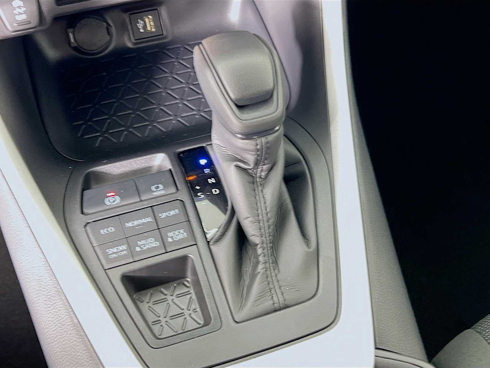 2025 Toyota RAV4 LE - Photo 11