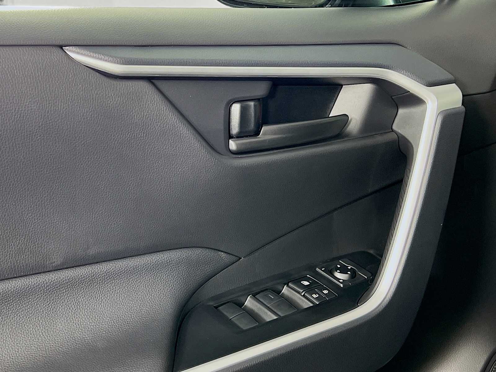 2025 Toyota RAV4 LE - Photo 16